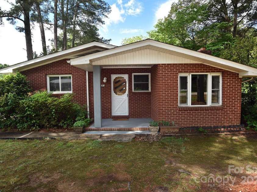 709 Sunset Drive, Salisbury, NC 28147.  MLS# CAR4258439, YatesRealty ID 1289. 