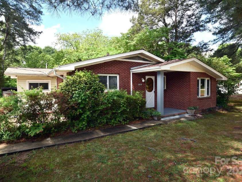 709 Sunset Drive, Salisbury, NC 28147.  MLS# CAR4258439, YatesRealty ID 1289. 