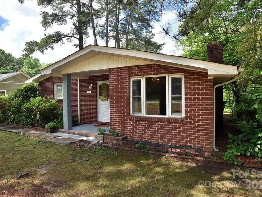 709 Sunset Drive, Salisbury, NC 28147.  MLS# CAR4258439, YatesRealty ID 1289. 