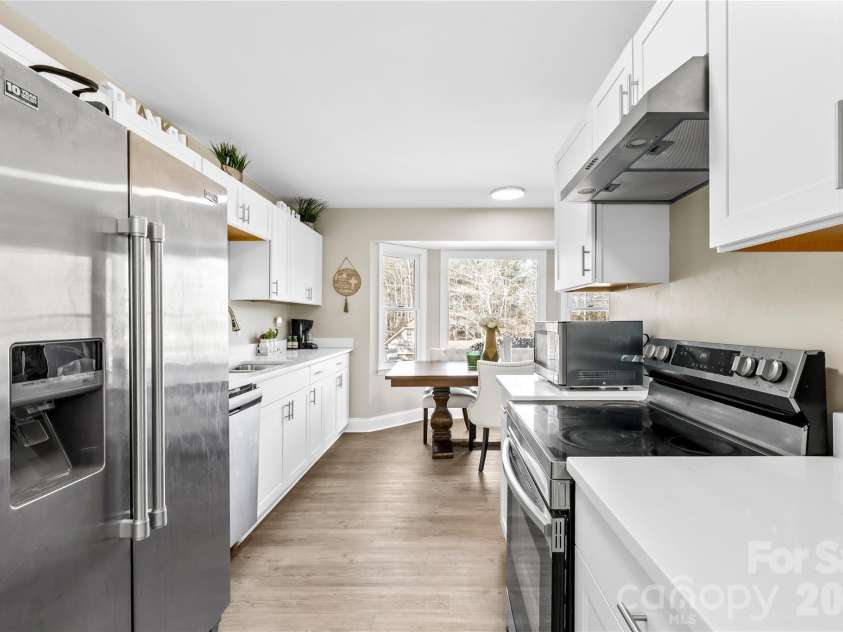 121 Rustic Way Lane, Mooresville, NC 28117.  MLS# CAR4344483, YatesRealty ID 12892. Updated Kitchen