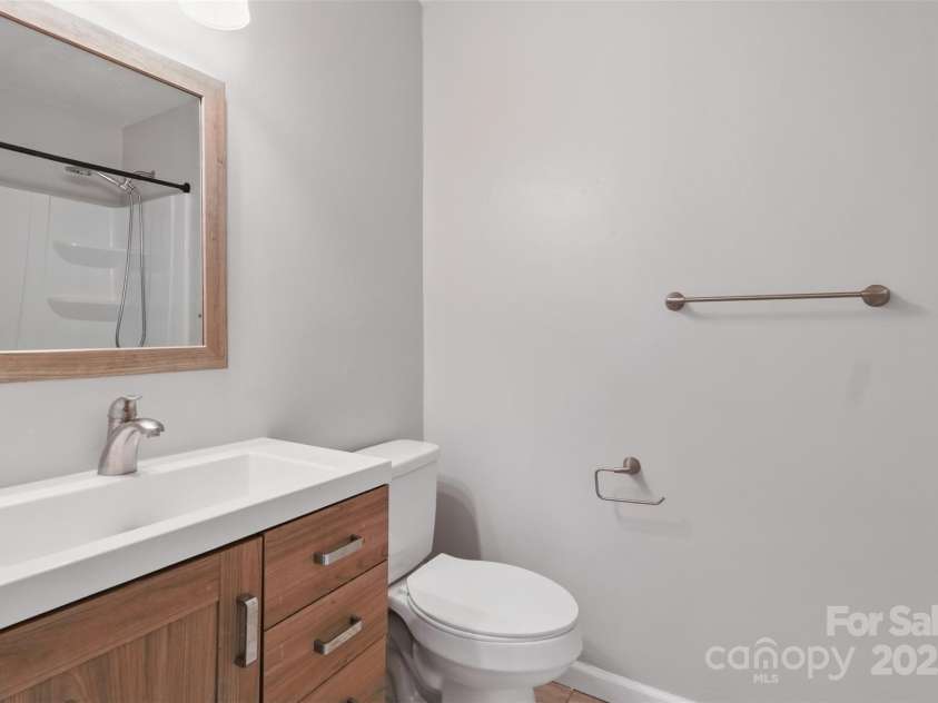 651 Clyde Street, Gastonia, NC 28052.  MLS# CAR4234320, YatesRealty ID 12892. Full Bathroom