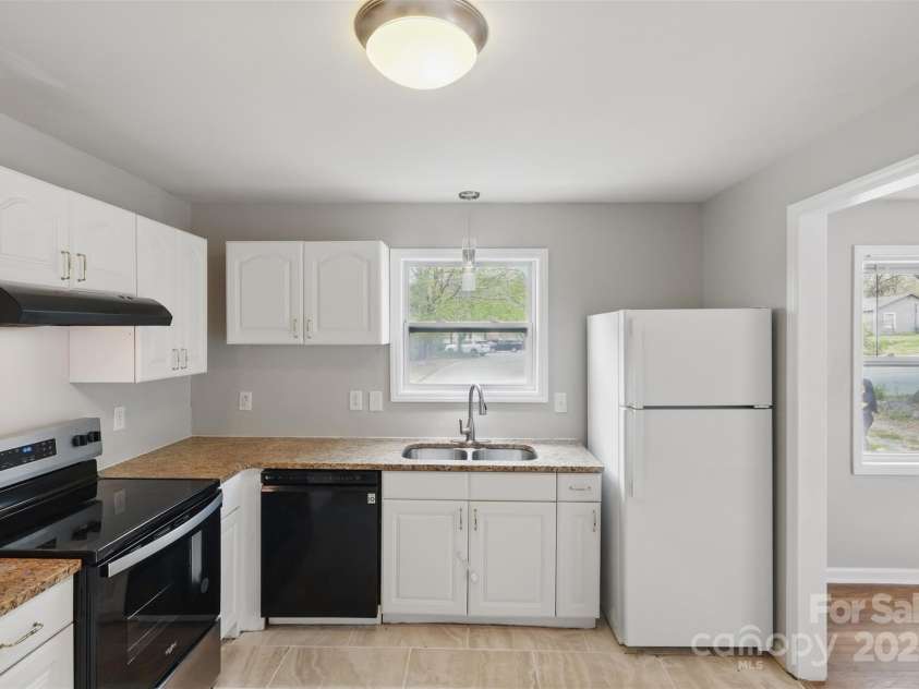 651 Clyde Street, Gastonia, NC 28052.  MLS# CAR4234320, YatesRealty ID 12892. Kitchen
