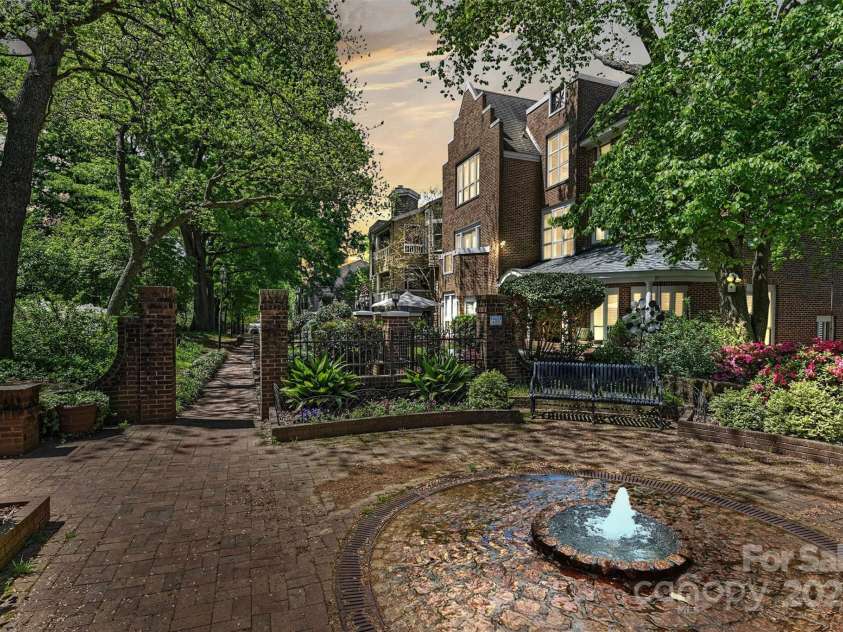 423 Pine Street, Charlotte, NC 28202.  MLS# CAR4249087, YatesRealty ID 12894. 