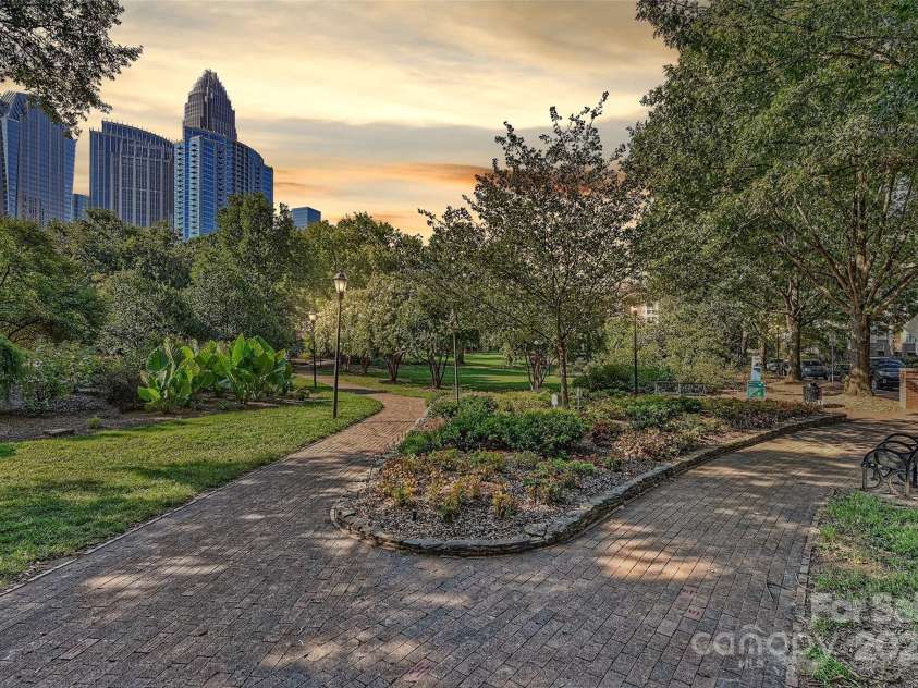 423 Pine Street, Charlotte, NC 28202.  MLS# CAR4249087, YatesRealty ID 12894. 