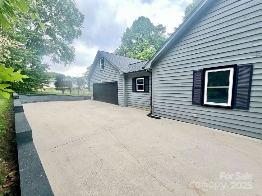 1586 Kenlane Drive, Hickory, NC 28601.  MLS# CAR4167350, YatesRealty ID 12895. 