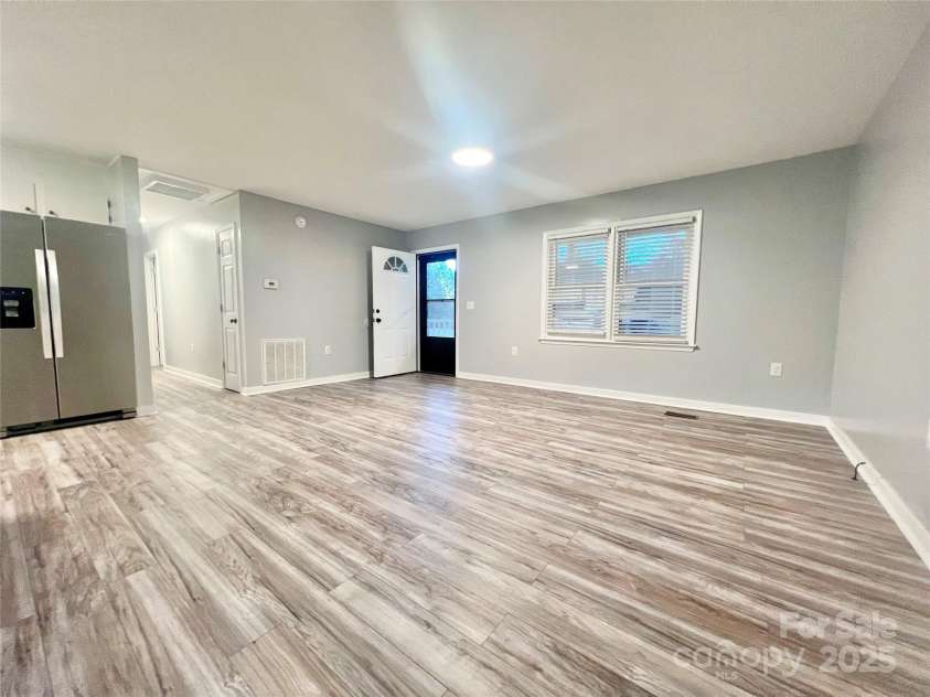 1586 Kenlane Drive, Hickory, NC 28601.  MLS# CAR4167350, YatesRealty ID 12895. 