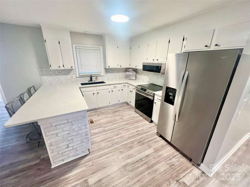 1586 Kenlane Drive, Hickory, NC 28601.  MLS# CAR4167350, YatesRealty ID 12895. 