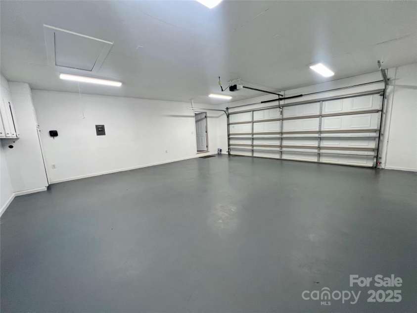 1586 Kenlane Drive, Hickory, NC 28601.  MLS# CAR4167350, YatesRealty ID 12895. 