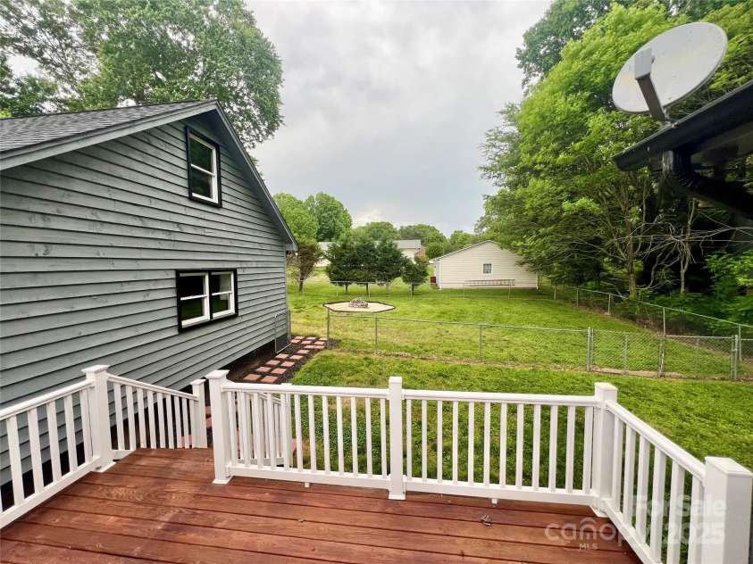 1586 Kenlane Drive, Hickory, NC 28601.  MLS# CAR4167350, YatesRealty ID 12895. 