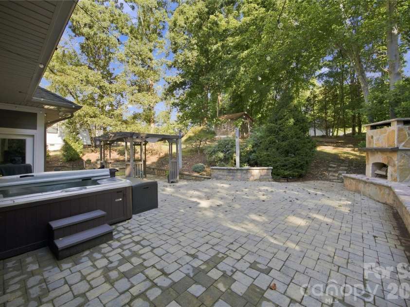 184 High Lake Drive, Statesville, NC 28677.  MLS# CAR4424458, YatesRealty ID 12897. 