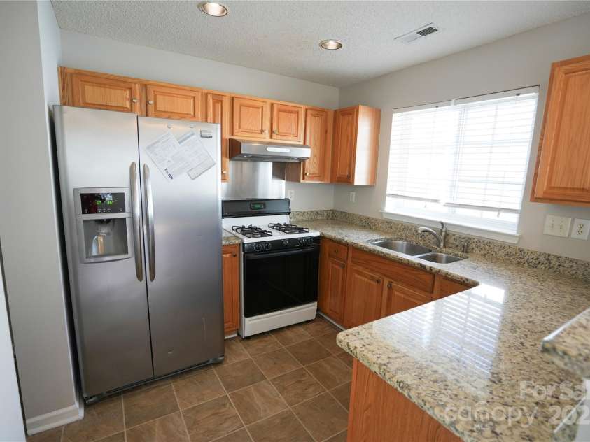 9445 Meadowmont View Drive, Charlotte, NC 28269.  MLS# CAR4216062, YatesRealty ID 12899. Kitchen