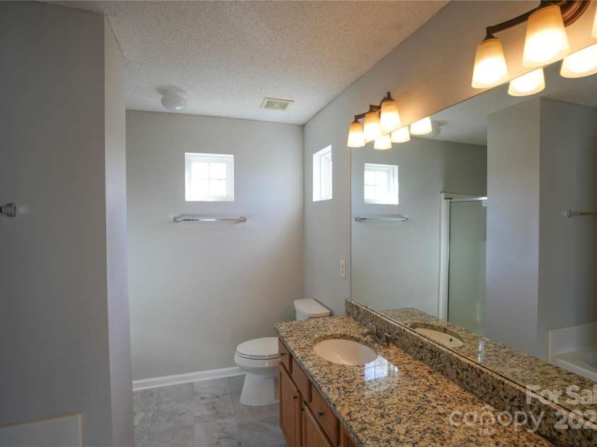 9445 Meadowmont View Drive, Charlotte, NC 28269.  MLS# CAR4216062, YatesRealty ID 12899. Primary Bathroom