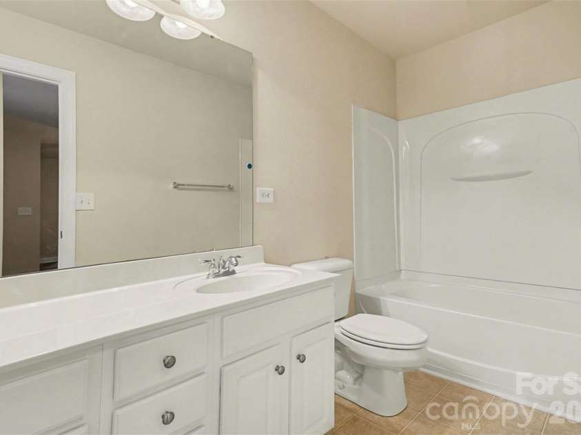 10947 Coyote Lane, Charlotte, NC 28277.  MLS# CAR4365778, YatesRealty ID 12901. Upper level secondary full bath