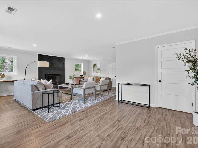1521 Starbrook Drive, Charlotte, NC 28210.  MLS# CAR4366236, YatesRealty ID 12903. 