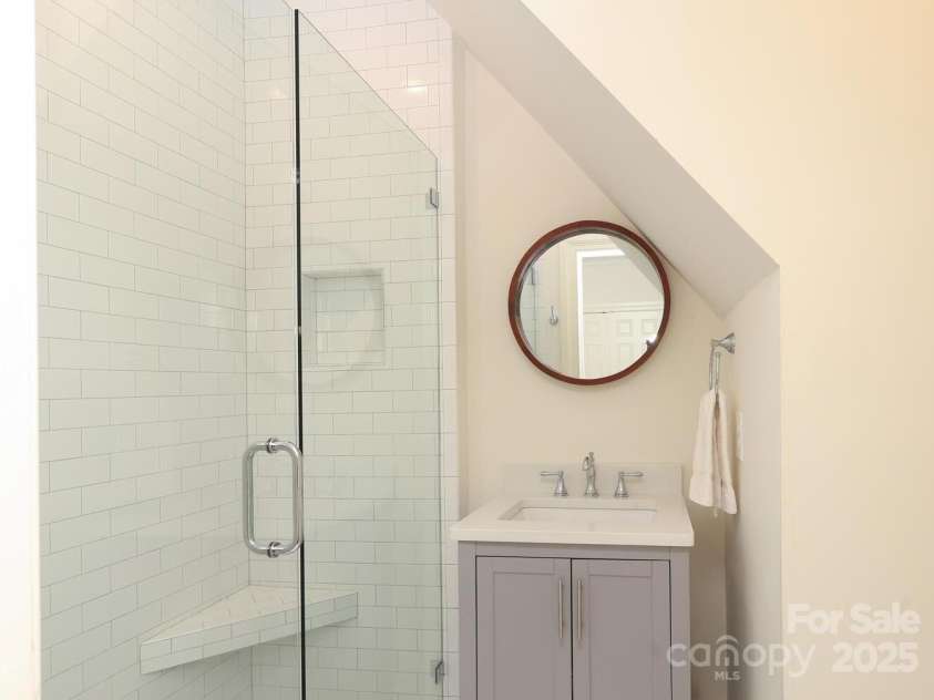 1638 Myers Park Drive, Charlotte, NC 28207.  MLS# CAR4258677, YatesRealty ID 12904. Ensuite bath for Bedroom 3