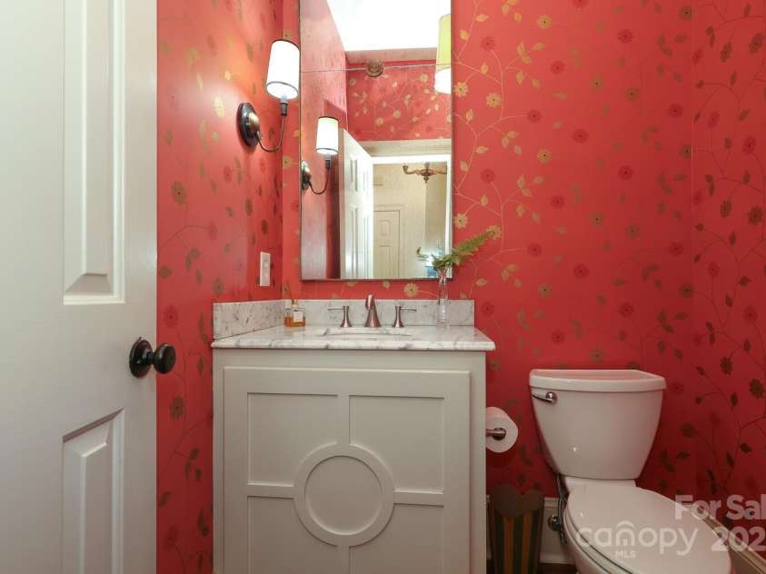 1638 Myers Park Drive, Charlotte, NC 28207.  MLS# CAR4258677, YatesRealty ID 12904. Powder Room  on the main level