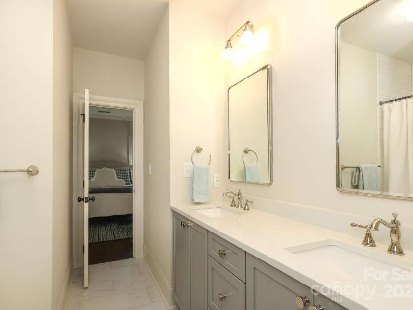 1638 Myers Park Drive, Charlotte, NC 28207.  MLS# CAR4258677, YatesRealty ID 12904. Shared bath with double vanities and tub shower