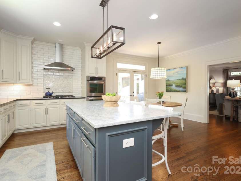 1638 Myers Park Drive, Charlotte, NC 28207.  MLS# CAR4258677, YatesRealty ID 12904. Spacious kitchen with doors leading to the back deck and into the Family Room.