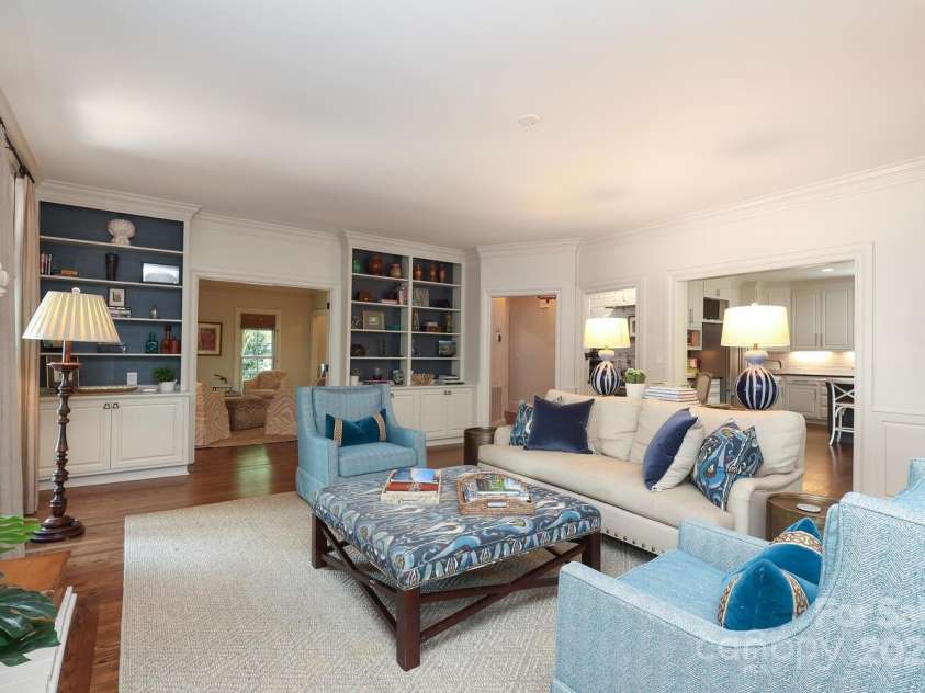1638 Myers Park Drive, Charlotte, NC 28207.  MLS# CAR4258677, YatesRealty ID 12904. The Family Room opens up to the kitchen.