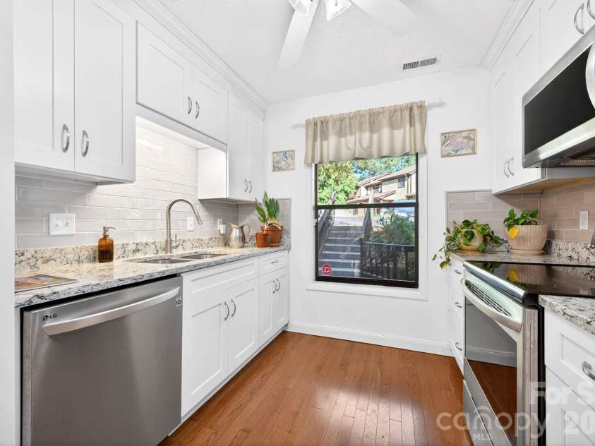 16 Spears Avenue, Asheville, NC 28801.  MLS# CAR4344321, YatesRealty ID 12906. Beautifully Renovated Kitchen