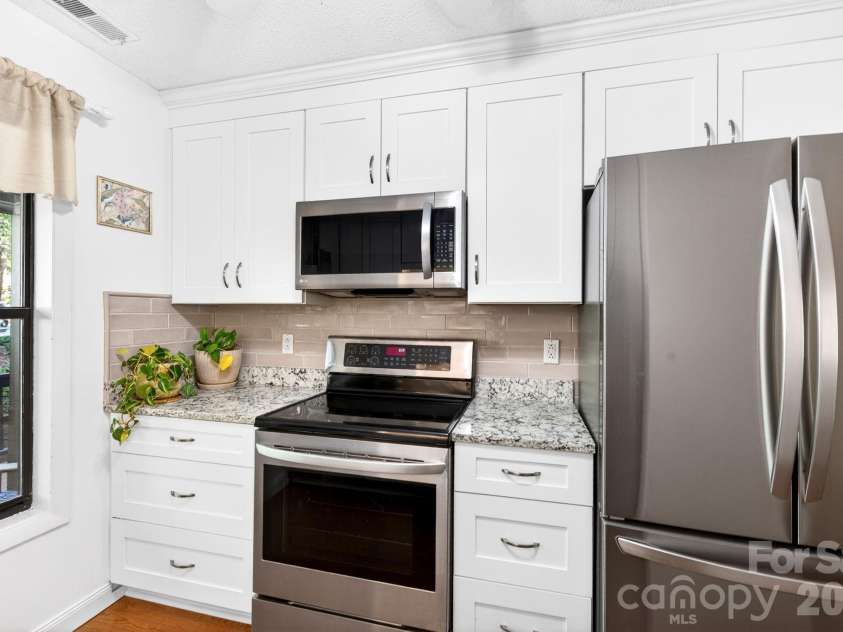 16 Spears Avenue, Asheville, NC 28801.  MLS# CAR4344321, YatesRealty ID 12906. Stainless Steel Appliances