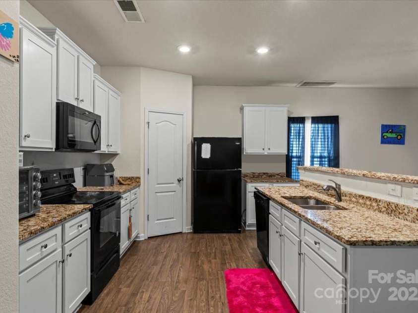 2922 Patishall Lane, Charlotte, NC 28214.  MLS# CAR4255136, YatesRealty ID 12906. Kitchen