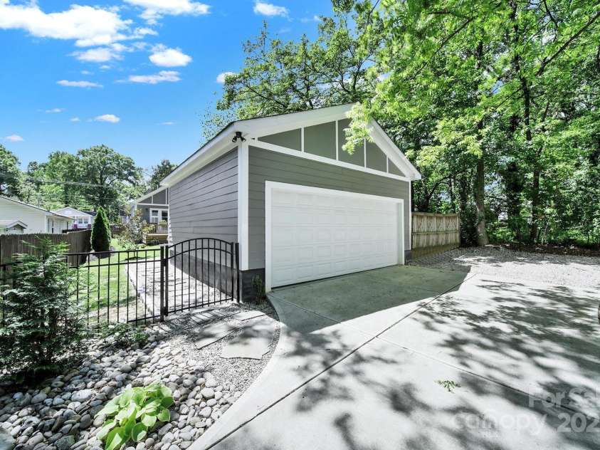 1517 Parkwood Avenue, Charlotte, NC 28205.  MLS# CAR4250923, YatesRealty ID 12908. 