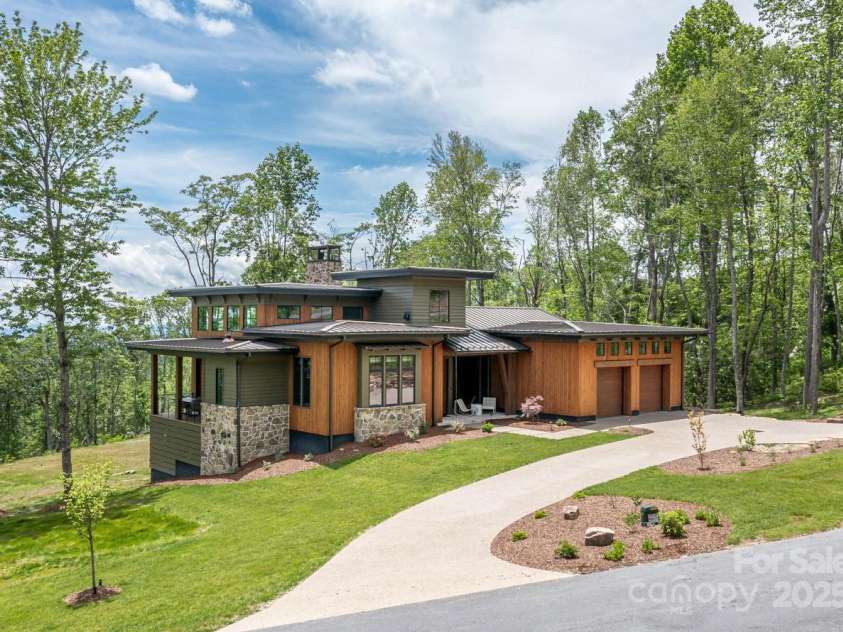 432 Garden Trail, Hendersonville, NC 28792.  MLS# CAR4217573, YatesRealty ID 1291. 