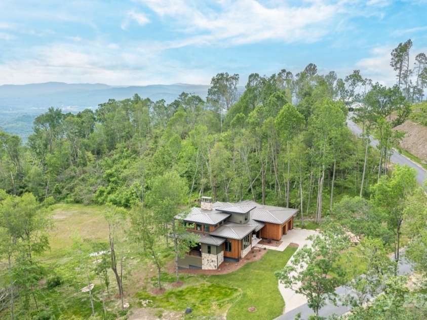 432 Garden Trail, Hendersonville, NC 28792.  MLS# CAR4217573, YatesRealty ID 1291. 