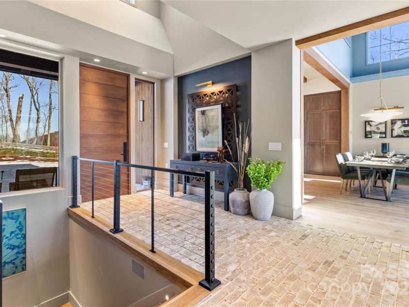 432 Garden Trail, Hendersonville, NC 28792.  MLS# CAR4217573, YatesRealty ID 1291. Entry / foyer