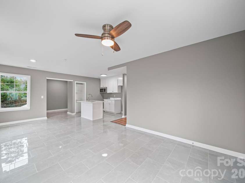 4913 Jones Street, Columbia, SC 29203.  MLS# CAR4336641, YatesRealty ID 1291. Entry View