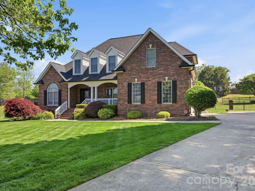 145 Blue Grass Circle, Mooresville, NC 28117.  MLS# CAR4369694, YatesRealty ID 12910. Beautifully Landscaped Yard