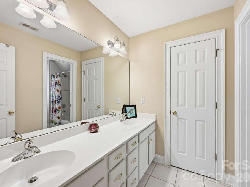 145 Blue Grass Circle, Mooresville, NC 28117.  MLS# CAR4369694, YatesRealty ID 12910. Full Bath with Linen Closet on Upper Level