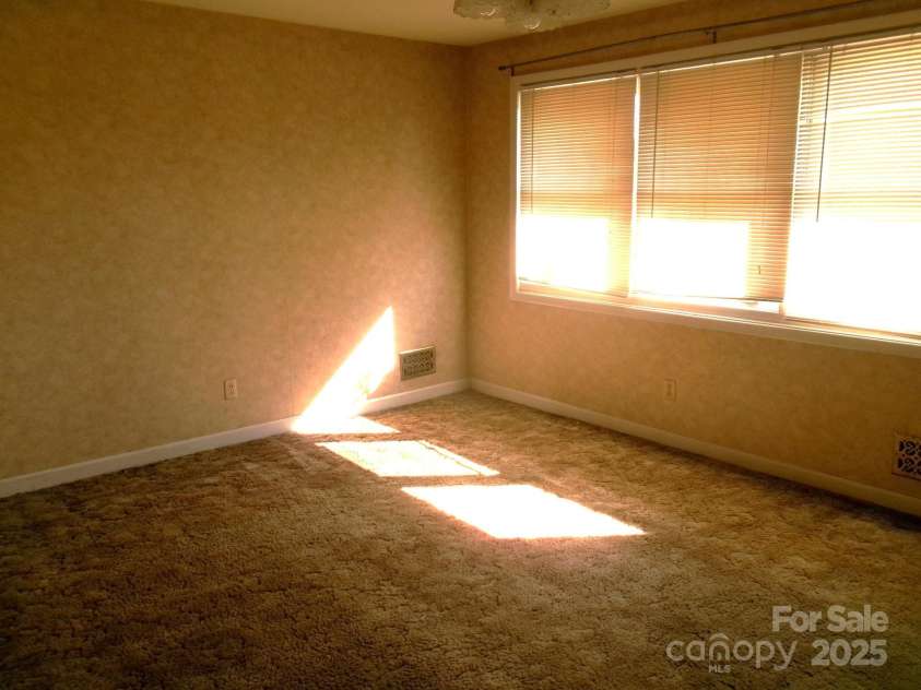 2583 Robinson Road, Newton, NC 28658.  MLS# CAR4257488, YatesRealty ID 12913. Living room