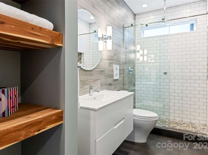 123 Brucemont Circle, Asheville, NC 28806.  MLS# CAR4243133, YatesRealty ID 12914. Bathroom in permitted homestay