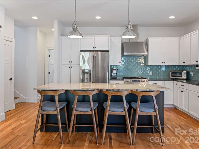 123 Brucemont Circle, Asheville, NC 28806.  MLS# CAR4243133, YatesRealty ID 12914. Designer Chef's Kitchen with granite counters and stainless steel appliances