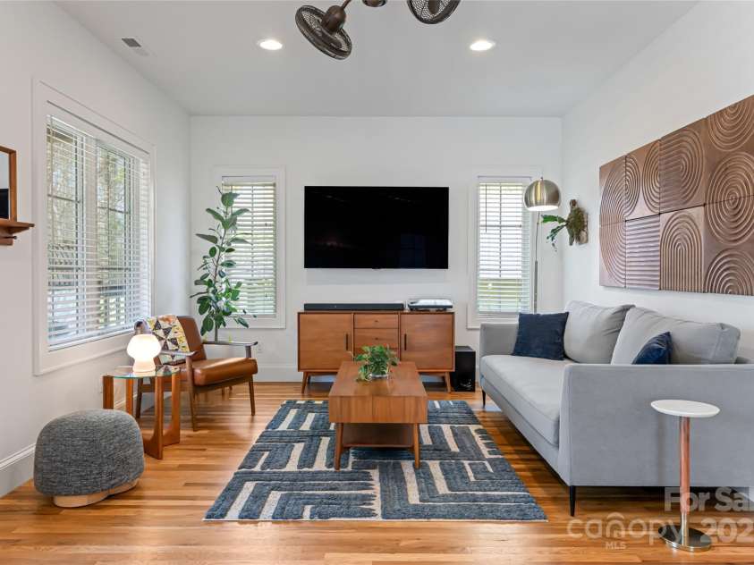 123 Brucemont Circle, Asheville, NC 28806.  MLS# CAR4243133, YatesRealty ID 12914. Spacious living room on main