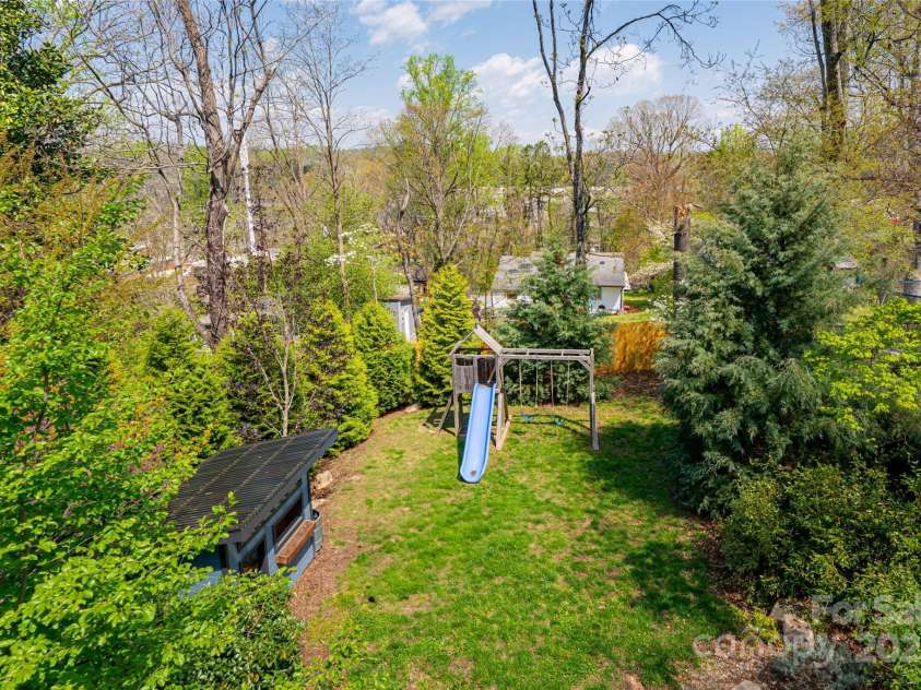 123 Brucemont Circle, Asheville, NC 28806.  MLS# CAR4243133, YatesRealty ID 12914. Spacious, private back yard