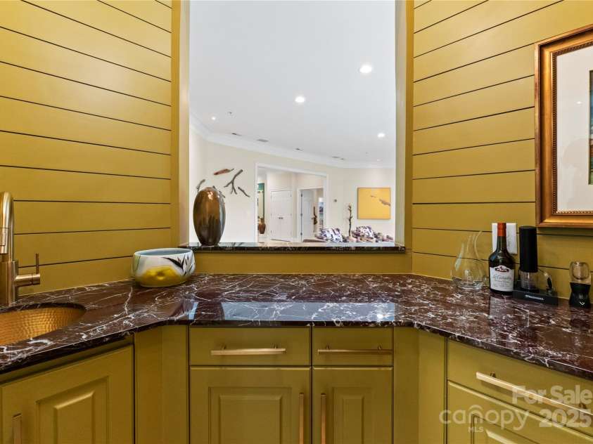 974 Queens Road, Charlotte, NC 28207.  MLS# CAR4249816, YatesRealty ID 12915. 