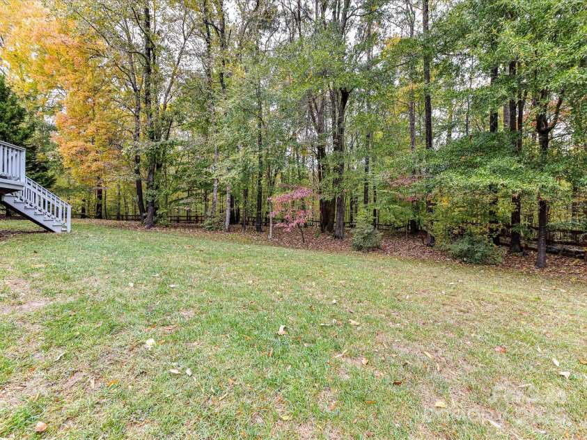 8004 Penman Springs Drive, Waxhaw, NC 28173.  MLS# CAR4334405, YatesRealty ID 12917. 