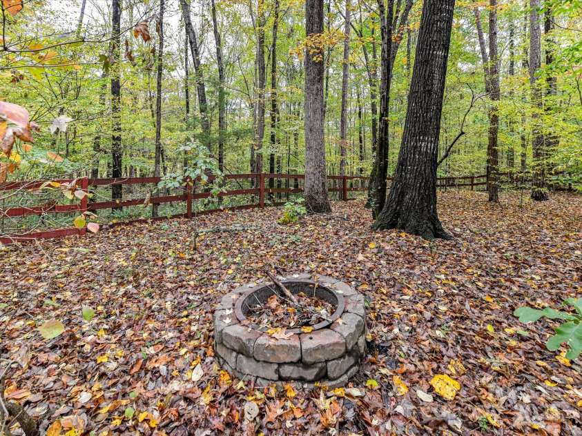 8004 Penman Springs Drive, Waxhaw, NC 28173.  MLS# CAR4334405, YatesRealty ID 12917. 