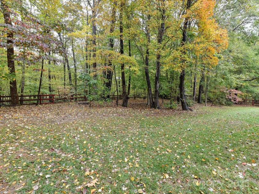 8004 Penman Springs Drive, Waxhaw, NC 28173.  MLS# CAR4334405, YatesRealty ID 12917. 