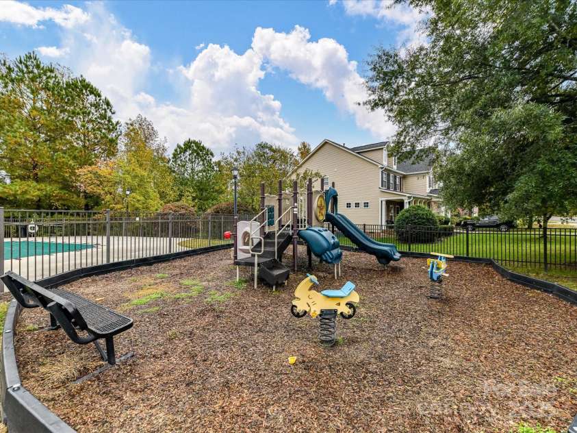 8004 Penman Springs Drive, Waxhaw, NC 28173.  MLS# CAR4334405, YatesRealty ID 12917. 