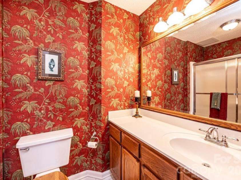 2231 6th Street, Hickory, NC 28601.  MLS# CAR4421162, YatesRealty ID 12920. Hall bath has a shower/tub!