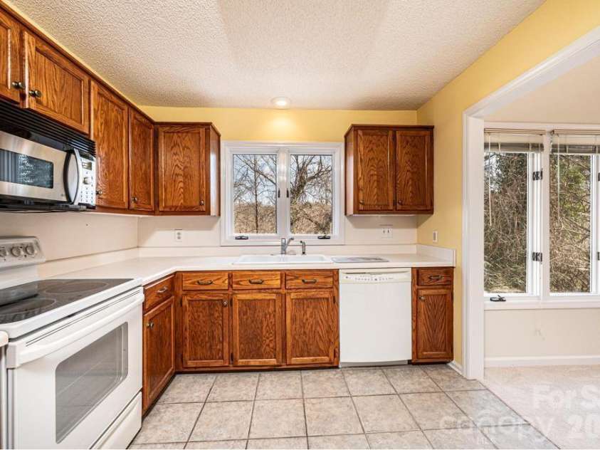 2231 6th Street, Hickory, NC 28601.  MLS# CAR4421162, YatesRealty ID 12920. New appliances and under counter lighting!