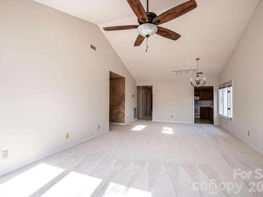 2231 6th Street, Hickory, NC 28601.  MLS# CAR4421162, YatesRealty ID 12920. Tall ceilings, neutral paint colors - ready to move into!