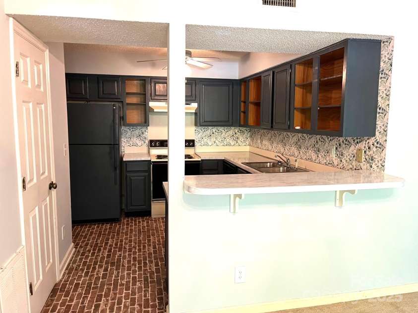 5810 Harris Grove Lane, Charlotte, NC 28212.  MLS# CAR4246462, YatesRealty ID 12922. Kitchen