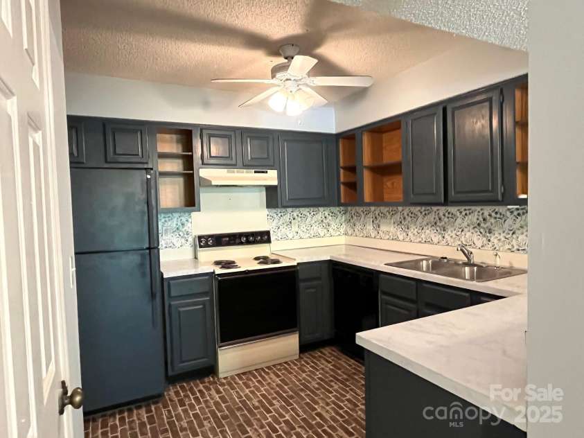5810 Harris Grove Lane, Charlotte, NC 28212.  MLS# CAR4246462, YatesRealty ID 12922. Kitchen
