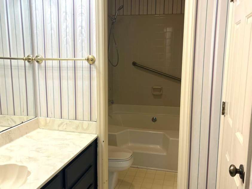 5810 Harris Grove Lane, Charlotte, NC 28212.  MLS# CAR4246462, YatesRealty ID 12922. Primary bath