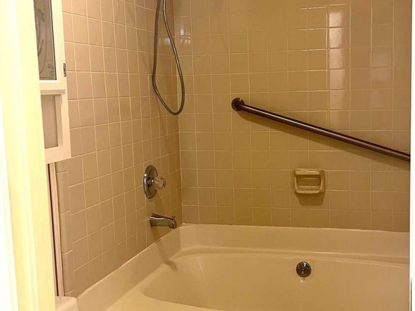 5810 Harris Grove Lane, Charlotte, NC 28212.  MLS# CAR4246462, YatesRealty ID 12922. Primary bath tub/shower area